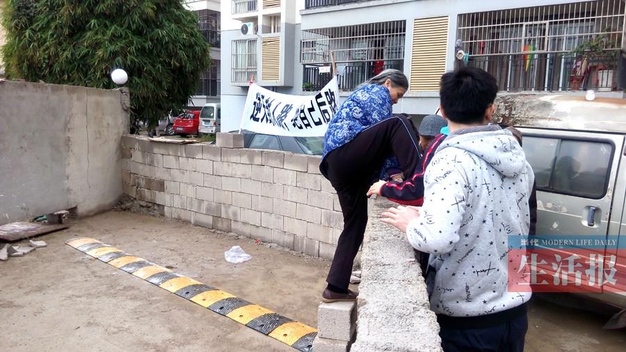 南宁一千人小区无路可走 居民出行只能翻墙(图)