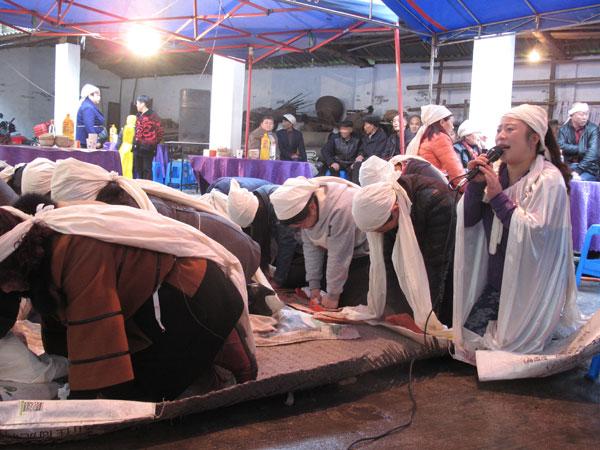 四川郫县,职业哭丧人陈继英(右)在一场丧礼上哭丧.