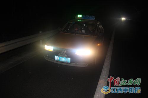 ����һ���ĸ���ǰ�����⳵ͣ�ڸ��ٹ�·��Ӧ�������Ϻ�����˯