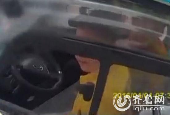 十岁男孩开车带奶奶上学 奶奶:我腿疼开不了