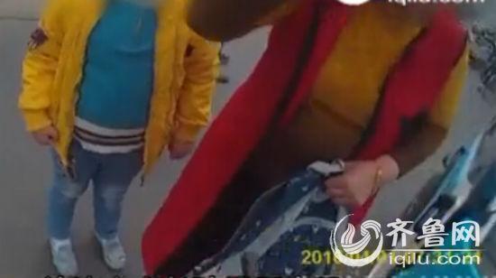 十岁男孩开车带奶奶上学 奶奶:我腿疼开不了