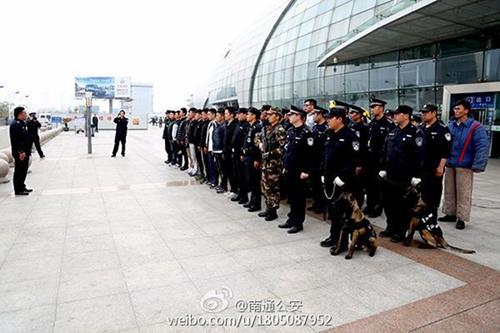 南通警方微博公布的反恐演练现场图片,与网传的“南昌火车站遇袭”视频背景一致。