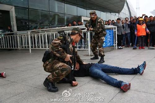 3月31日下午,南通警方多警种协同,在南通火车站开展反恐处突实战演练。