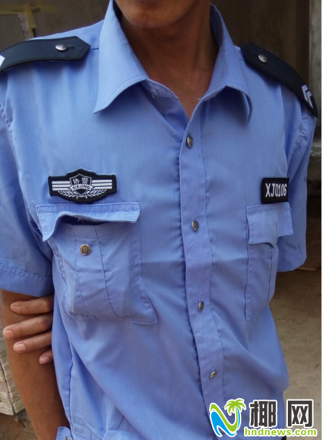 三亚一小区物业乱收停车费 保安穿警服胸徽为协警