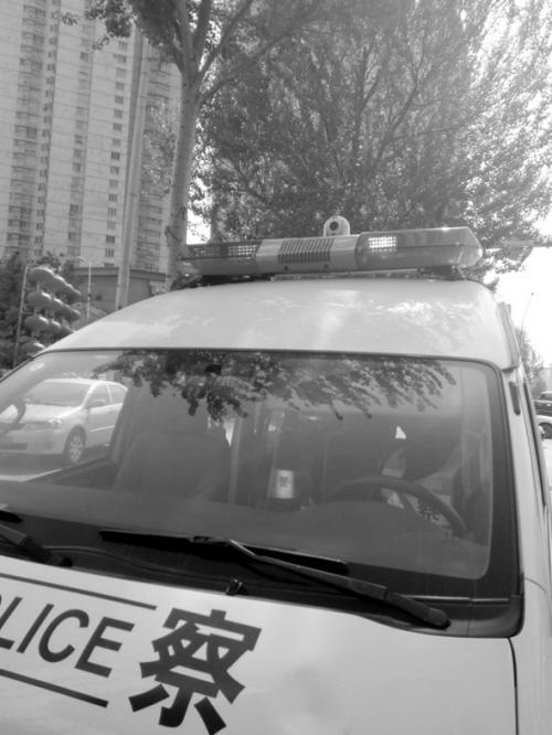 沈阳警车"超能电子眼"抓拍违停 几百米内高清