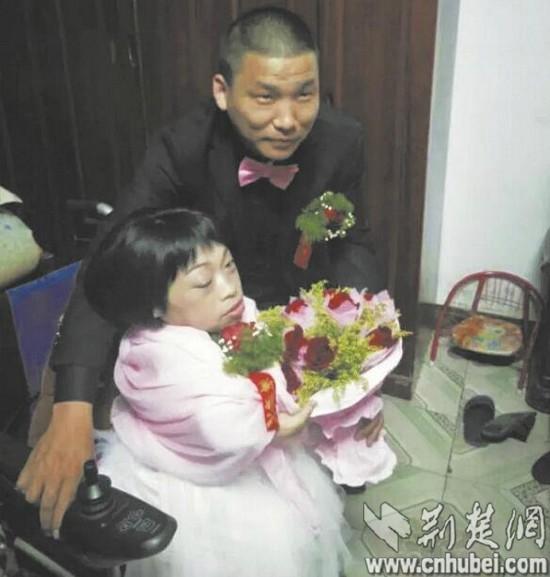 89厘米袖珍瓷娃娃怀孕后勇敢当妈妈图