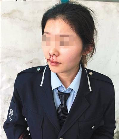 男子殴打公交女司机被拘15天 网友称罚轻了(图)