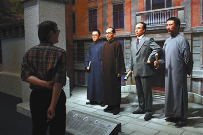 嘉宾在观看新文化运动四位元老胡适,蔡元培,陈独秀,李大钊.