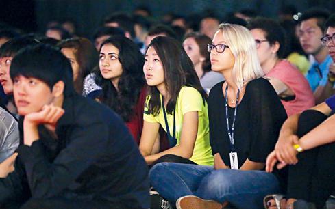 来自中国的中小学留学生近年大增,由此产生的隐忧应被各方关注。图为学生在专注听讲。(加拿大《星岛日报》)