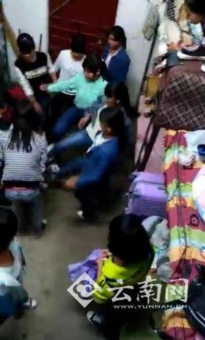 又现校园暴力!云南一中学10名初中生围殴女同学