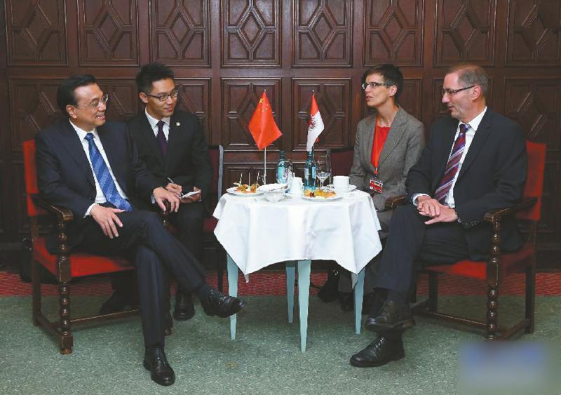 揭秘总理身后帅哥德语翻译:同学叫他万精油