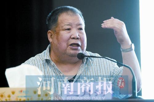 作家二月河: 高薪未必养廉 包公的工资给不起