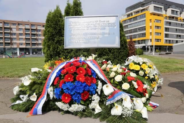 中国驻南联盟被炸使馆旧址前的两块纪念碑