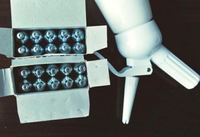 致幻"笑气"甜腻杀机 起底嗨"气球"隐秘生意链