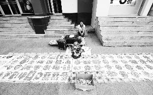 夫妻俩的剪纸摊位