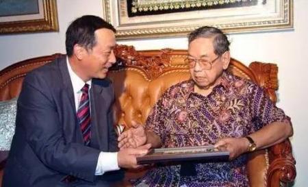 阿卜杜勒-拉赫曼·瓦希德(右)