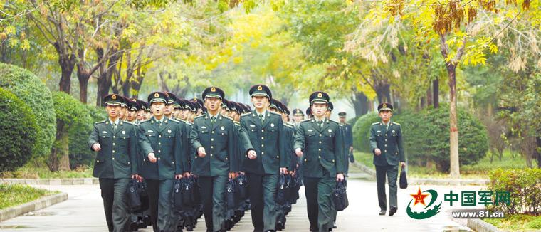 某军校招生宣传片中学员们行进在校园林荫大道上的镜头. 作者提供