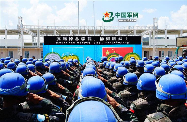 中国维和步战车遇袭:火箭弹炸出洞 车内都是烟火