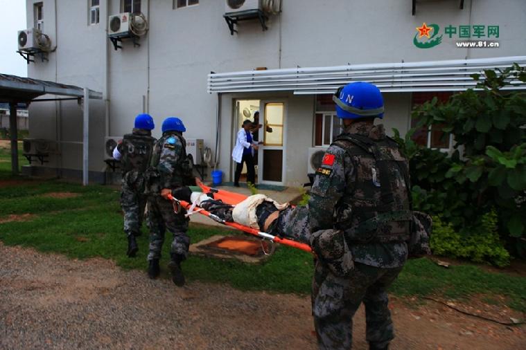 中国维和步战车遇袭:火箭弹炸出洞 车内都是烟火