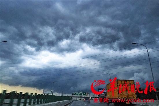 1�գ�̨�硰��槡�����ǰ��������ɳ�ۿ���·�ϣ��������죬����ѹ��