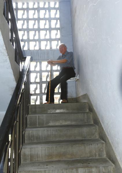 5楼"困住"8旬老人 没电梯两星期不敢下楼(图)