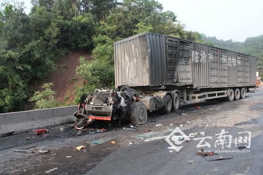 云南高速3车相撞现场惨烈车头坠桥4死3伤图