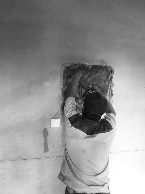 工人在维修墙面