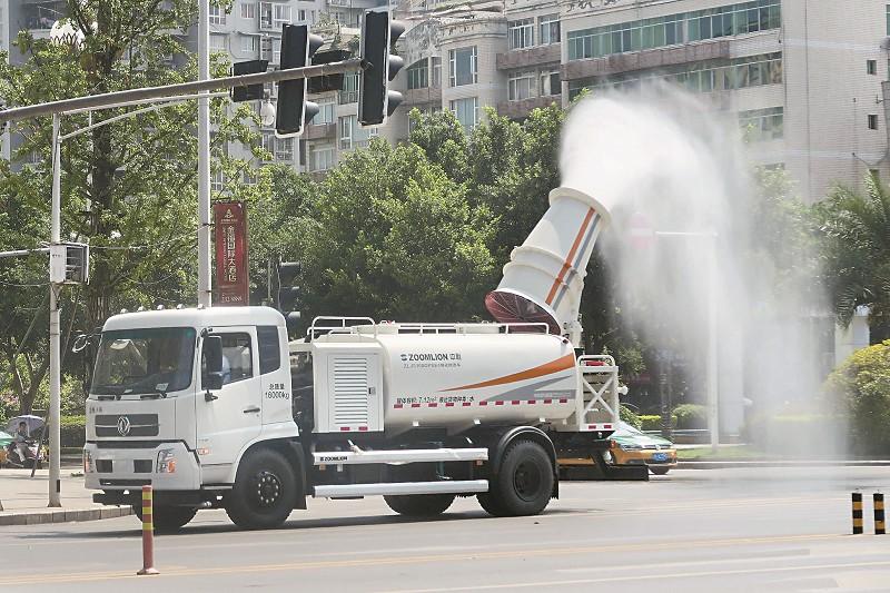 这就是治霾降温神器"雾炮车",全称为多功能抑尘车.