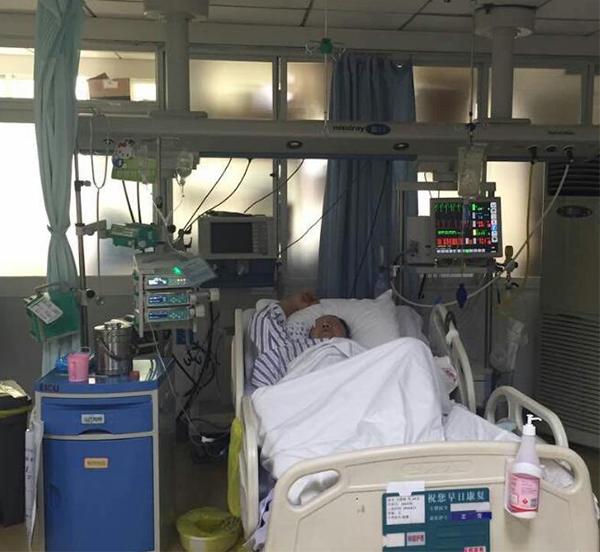 今日中午,何先生躺在省医院急诊icu病床上继续进行治疗