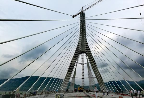四川阆中嘉陵江首座水滴型斜拉大桥合龙(组图)