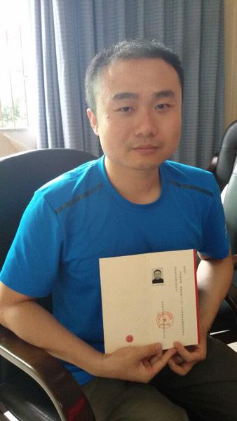 28岁轮椅上的博士4岁失去双腿后自强不息图