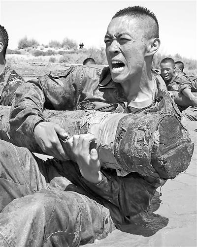 新疆武警"魔鬼周"练硬功 泥水中摔打抱圆木(图)