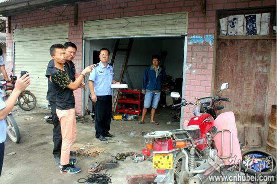 吴某指认作案现场3 通讯员 卢雯 摄_meitu_1.jpg