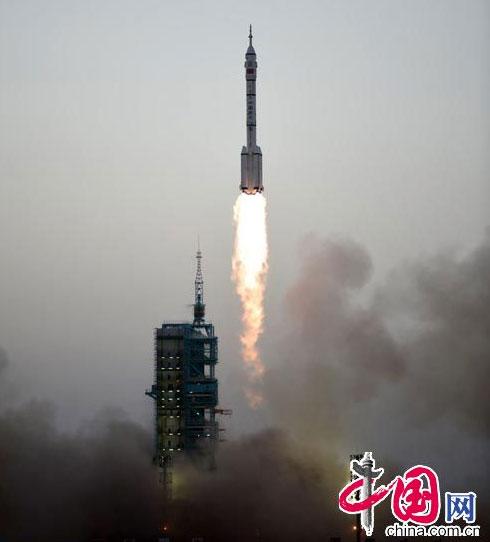 10月17日,神舟十一号载人飞船发射点火.中国网 牛博摄