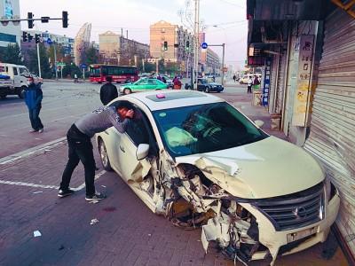 10月20日5时许,苏家屯区发生一起车祸:一辆私家车与一辆出租车相撞后