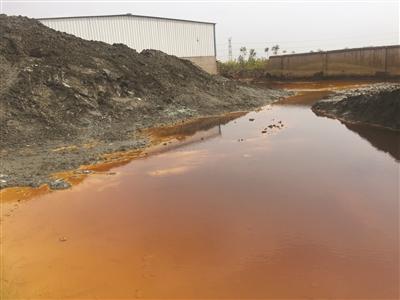 常州一清水塘变铁锈水塘 辩称:因淘米洗菜