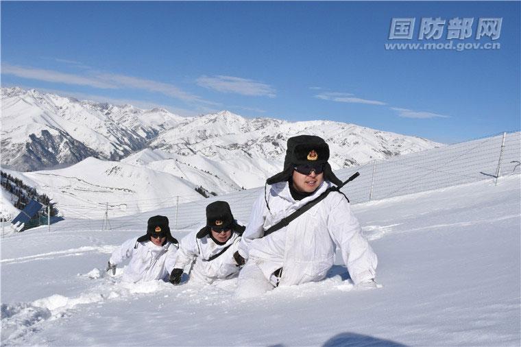 云海之巅!新疆边防官兵翻雪山巡逻积雪埋膝盖(图)