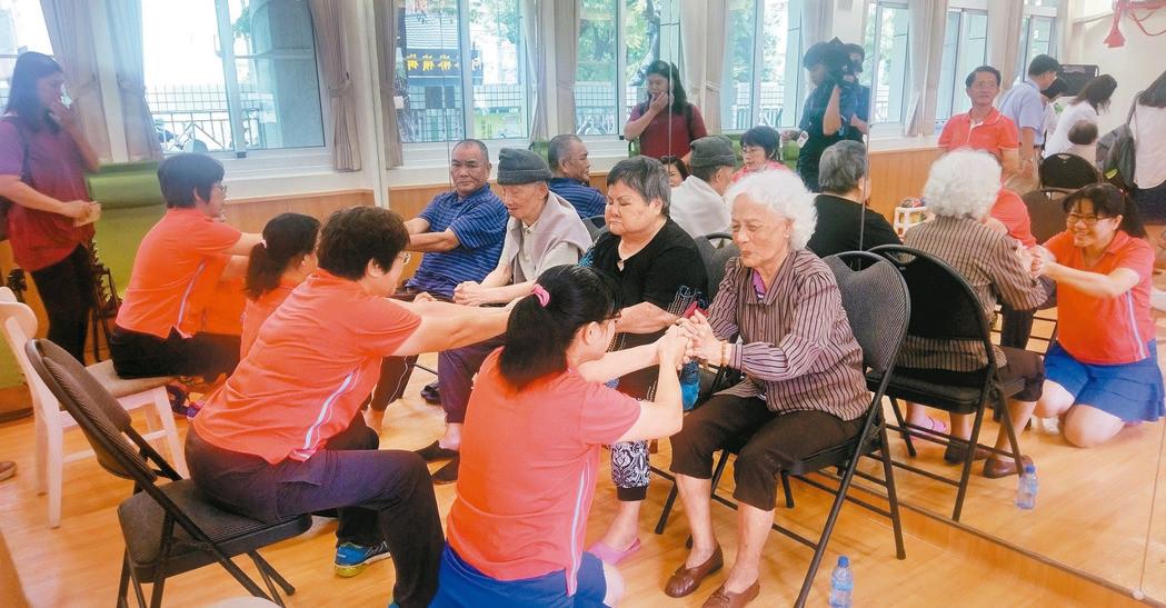 ����2.0�����԰죬��Ӣ��ǿ����ֻ���ɹ�������ʧ�ܡ���ͼΪ�����и��ڴ�ͬСѧ���չ����ģ��ջ�Ա�ڰ���������չ