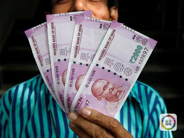 印度民众银行抢兑挤破头(图)