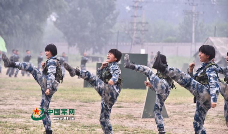 女兵体能训练记者:女性在生理,心理上跟男性都有不同,那女飞行员在