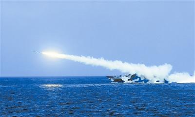 图为某型快艇进行实弹射击.   梁 波摄