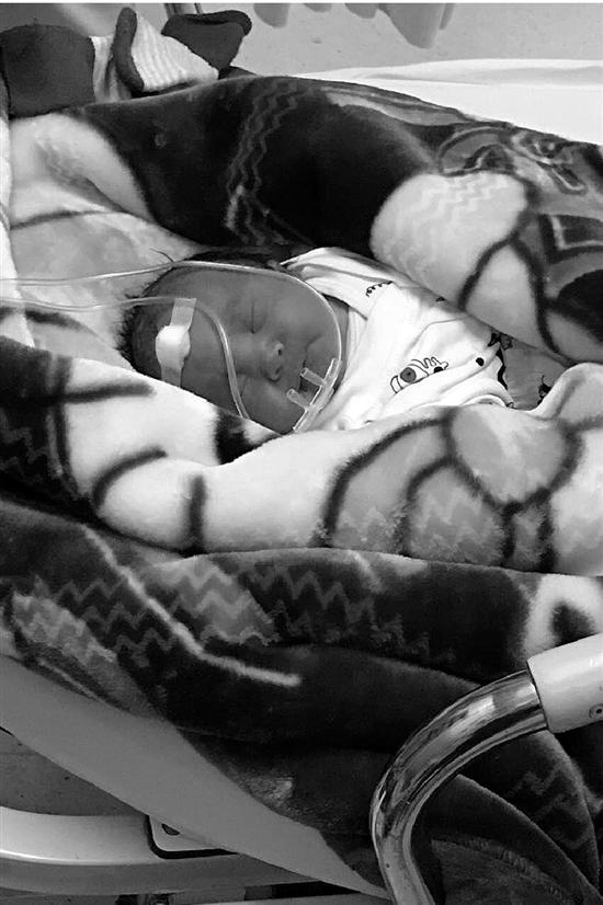 寒雨天杭州街头纸箱中传出哭声:女婴被遗弃(图)