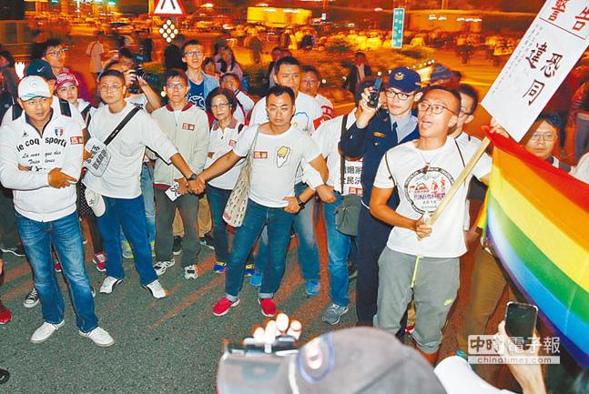 台湾18万人上街反对同性婚姻 与同婚支持者爆冲突