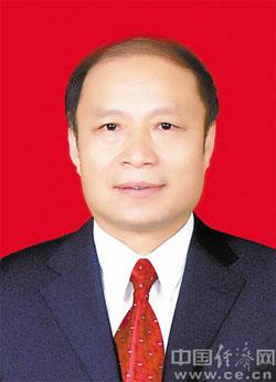 1974年9月参加工作,中央党校研究生班经济管理专业毕业,江西丰城人