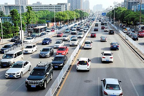 网约车改变人们出行方式 提高交通效率-中新网