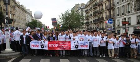 许多政府官员也走在安全游行的队伍中,希望这是一种决心而不是走过场。(法国《欧洲时报》/黄冠杰 摄)