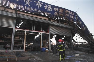 北京来广营旧货市场突发大火 记者采访被打受