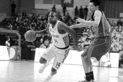 辽宁男篮半决赛客场挑战新疆 哈德森练到夜11