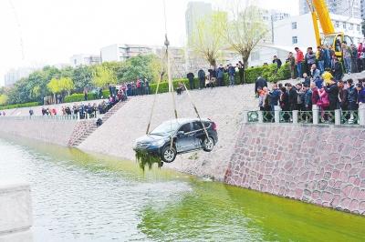 ��ҹһ��CRV����׹��֣�ݽ�ˮ�� ˾����֪ȥ��