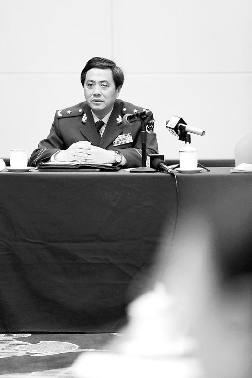 张桂柏代表在审议全国人大常委会工作报告时发言.